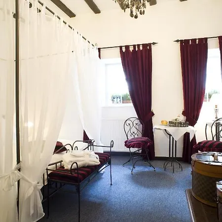 Burghaus & Kronenburg Hotel 3*