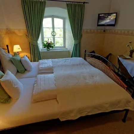 Hotel Burghaus & Kronenburg 3*