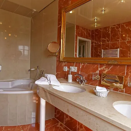 Burghaus & Kronenburg Hotel 3*