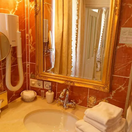 Burghaus & Kronenburg Hotel 3*