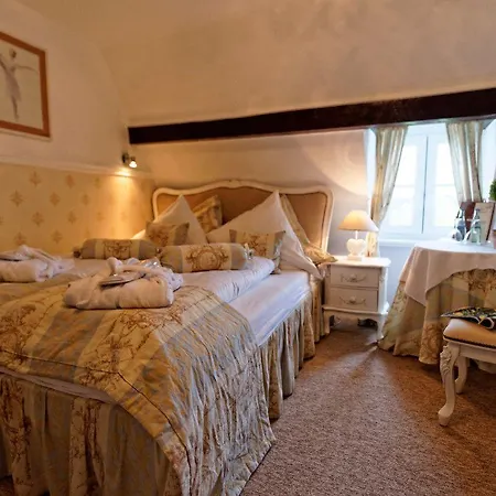 Burghaus & Kronenburg