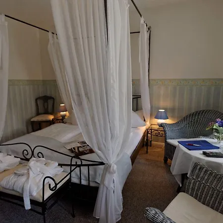 Burghaus & Kronenburg Hotel 3*