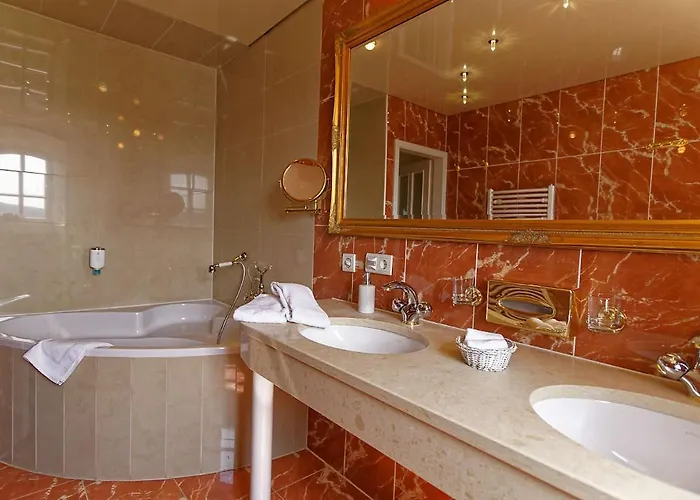 Burghaus & Kronenburg Szálloda 3*