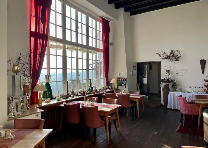 Burghaus & Kronenburg 3*