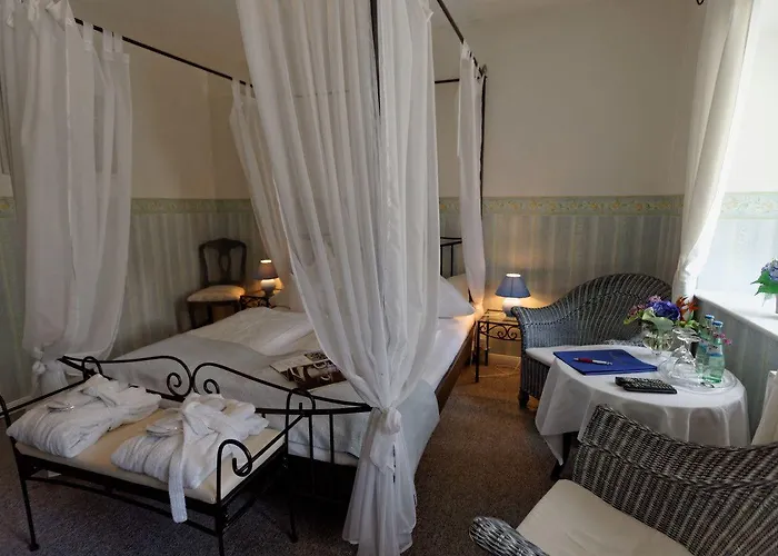 Burghaus & Kronenburg Hotel 3*