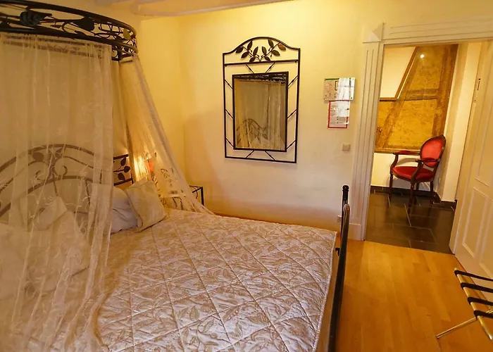 ホテル Burghaus & Kronenburg クローネンブルク